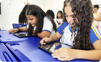 criança estudando em um tablet