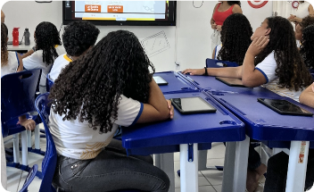 criança estudando em um tablet